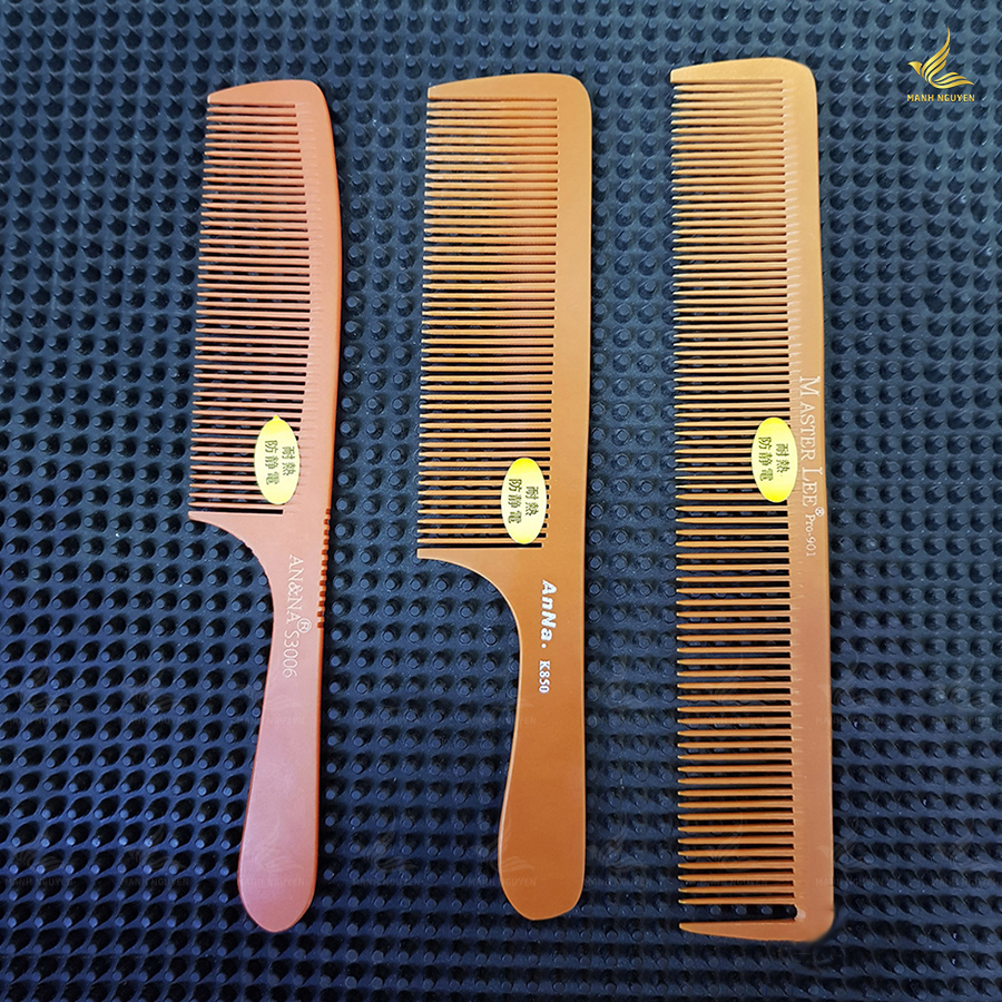 Bộ 3 chiếc lược sừng cắt tóc nam chất lượng cao với giá tốt nhất chỉ có tại Hà Nội! Đây là những sản phẩm không thể thiếu cho bất kỳ thợ làm tóc chuyên nghiệp nào. Với chất liệu bền và thiết kế hoàn hảo, chúng sẽ giúp bạn tạo ra những kiểu tóc đẹp và phong cách.